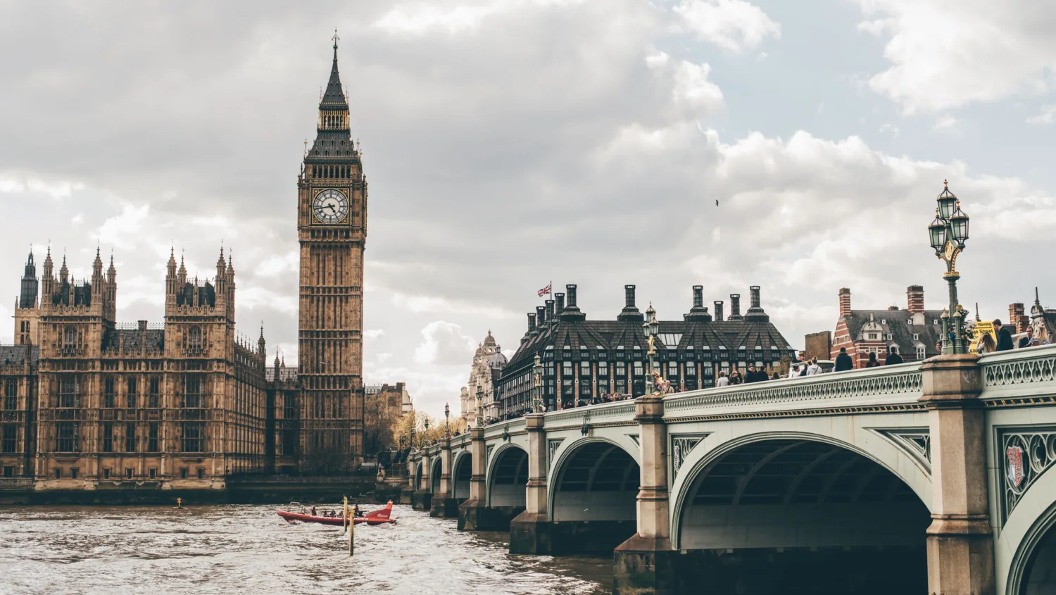 Westminster bridge, the thames and parliament and Big Ben in the background against a cloudy sky