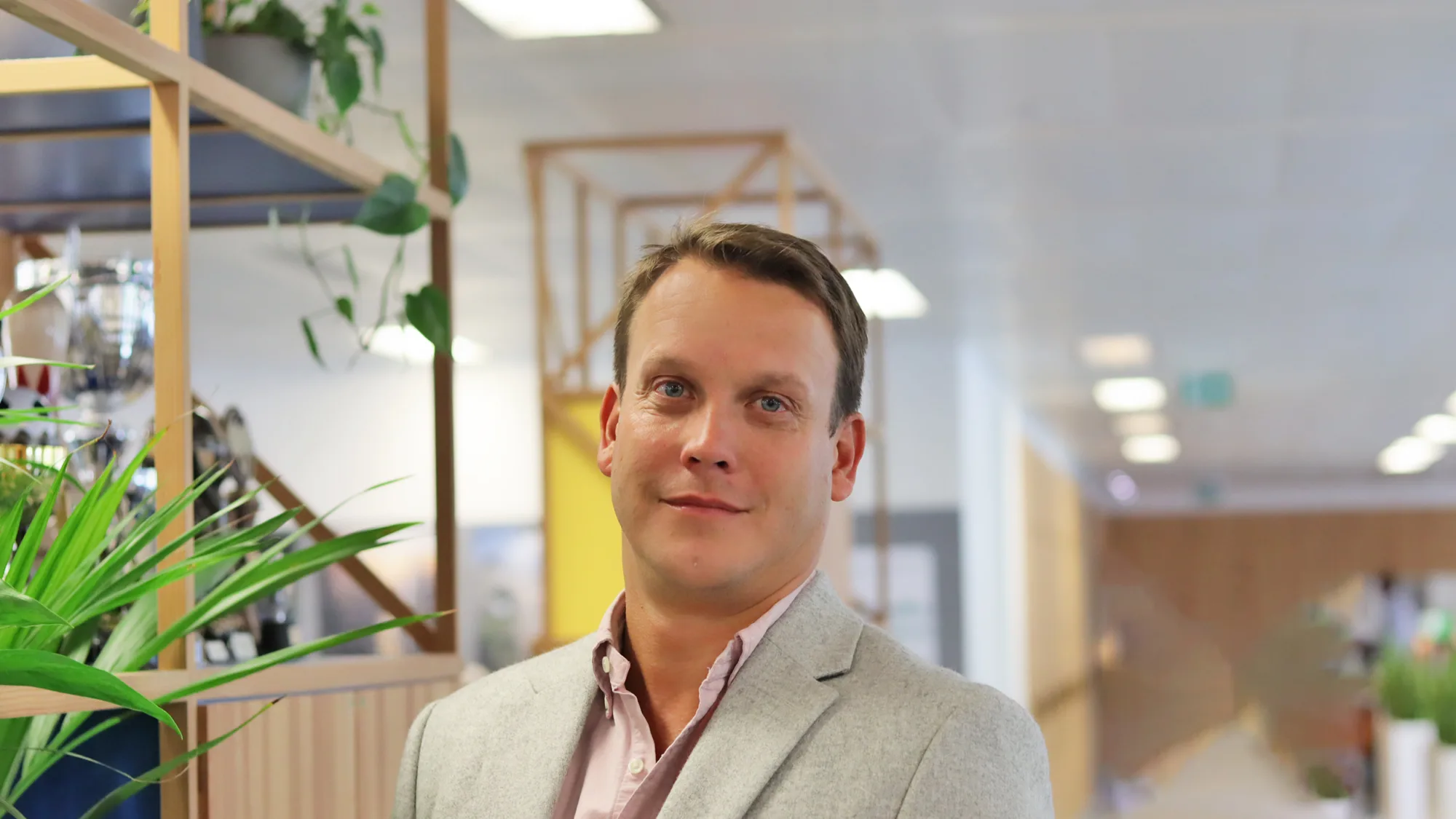 Head and sholders in Robin standing in the London office