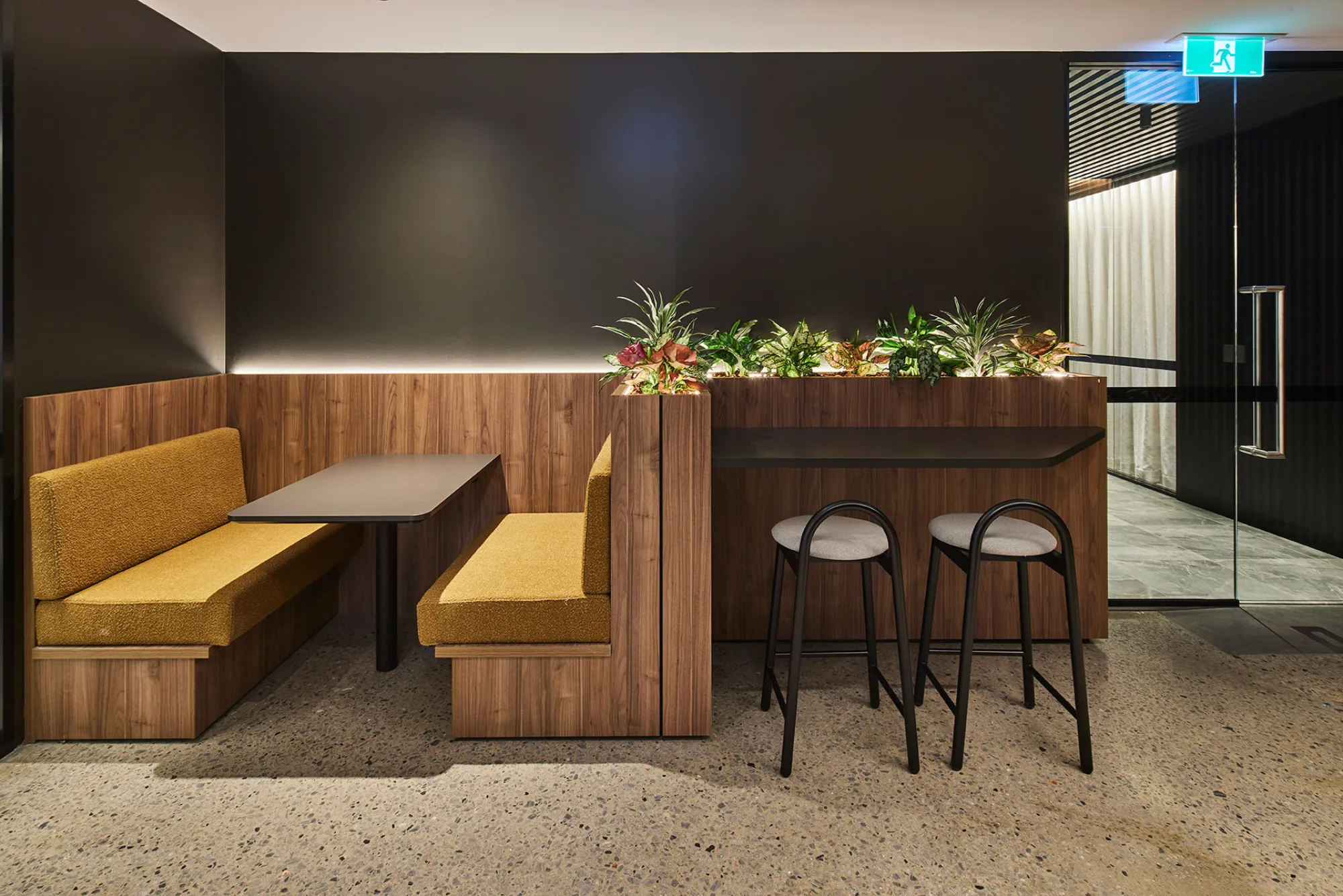 Collaboration workspace taking advantage of natural darkness and task-based lighting
