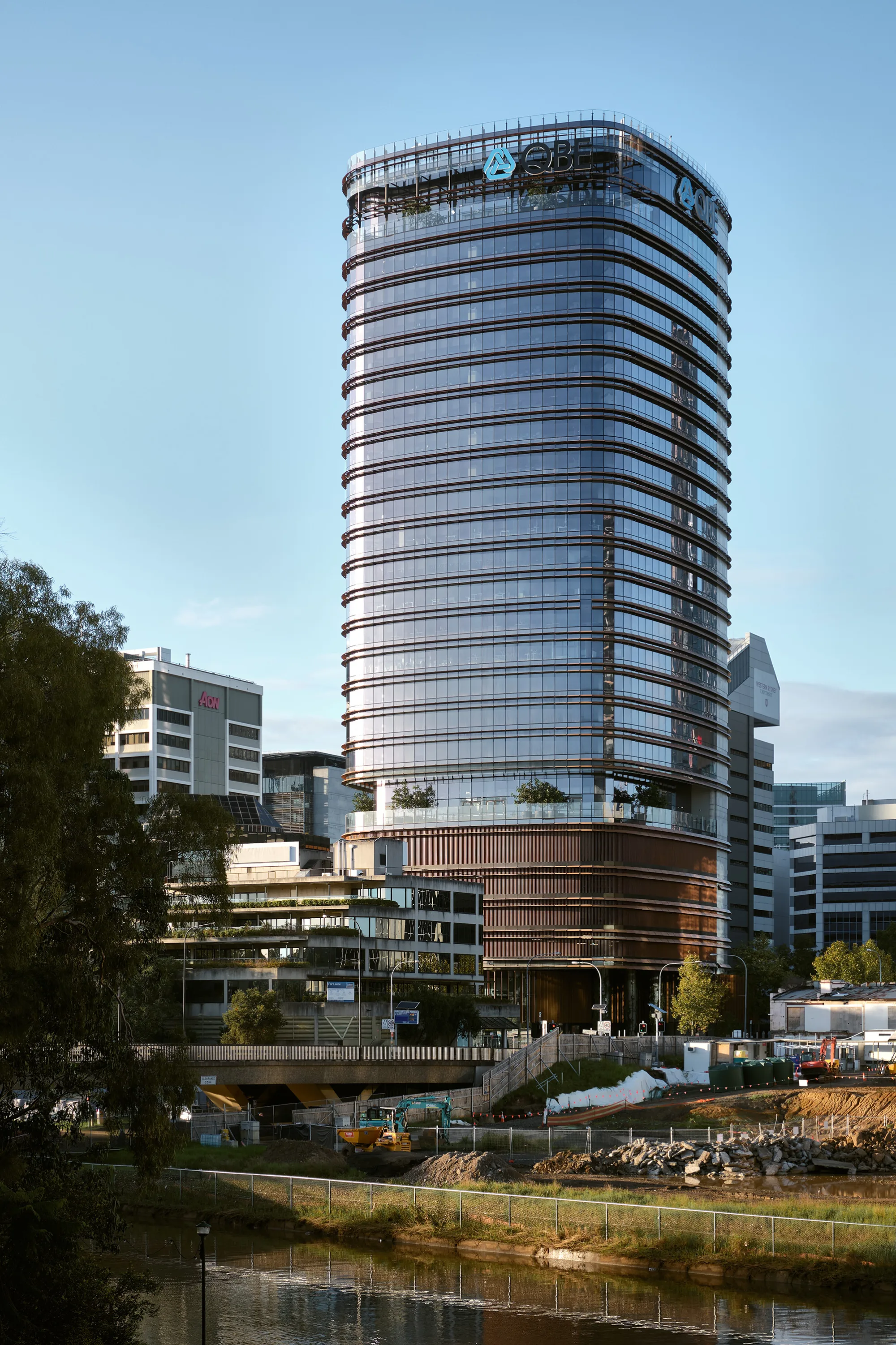 Exterior of 32 Smith Street building including surrounding area.