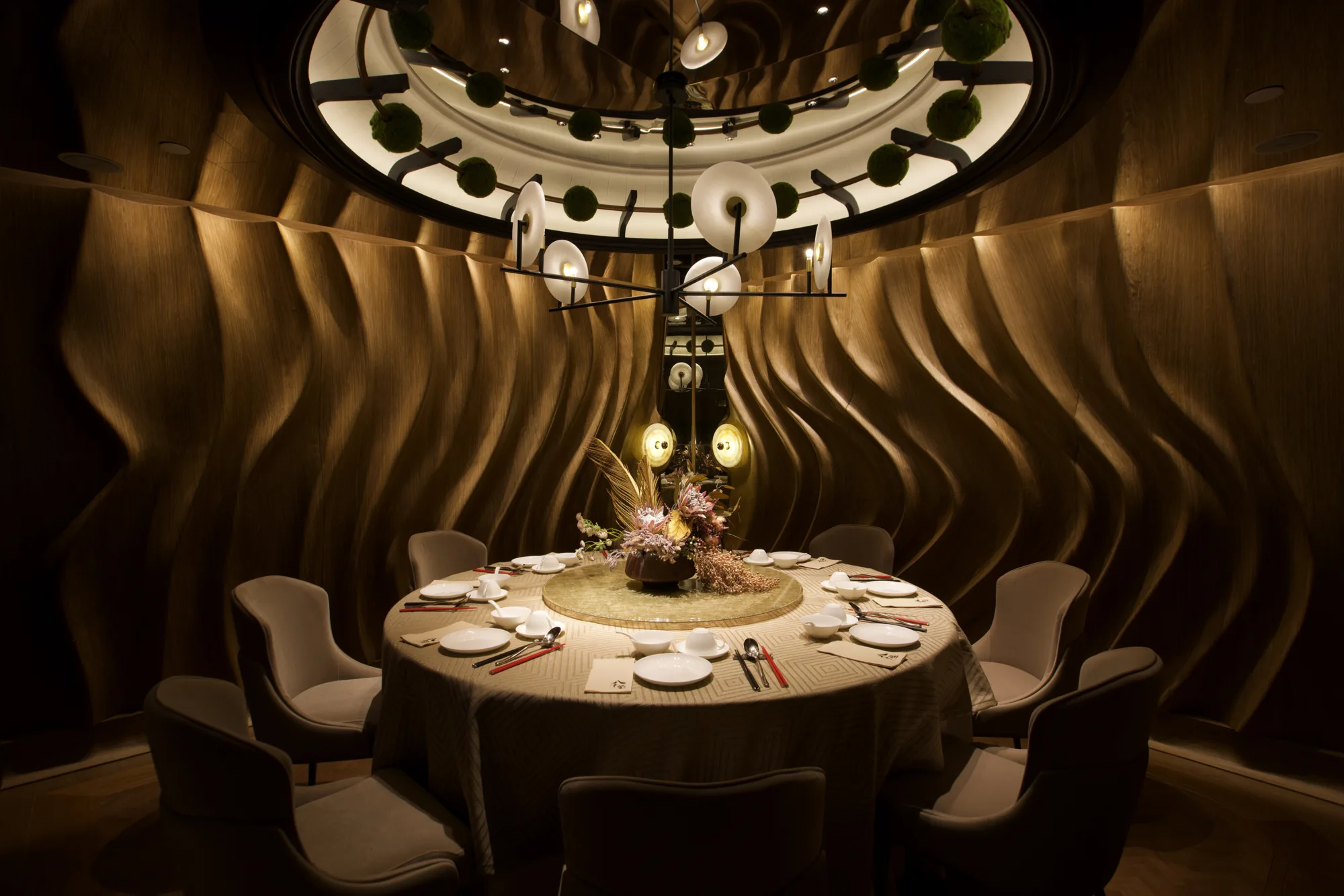 The wooden feature wall in the private dining room echoes the theme of the Chinese folktale