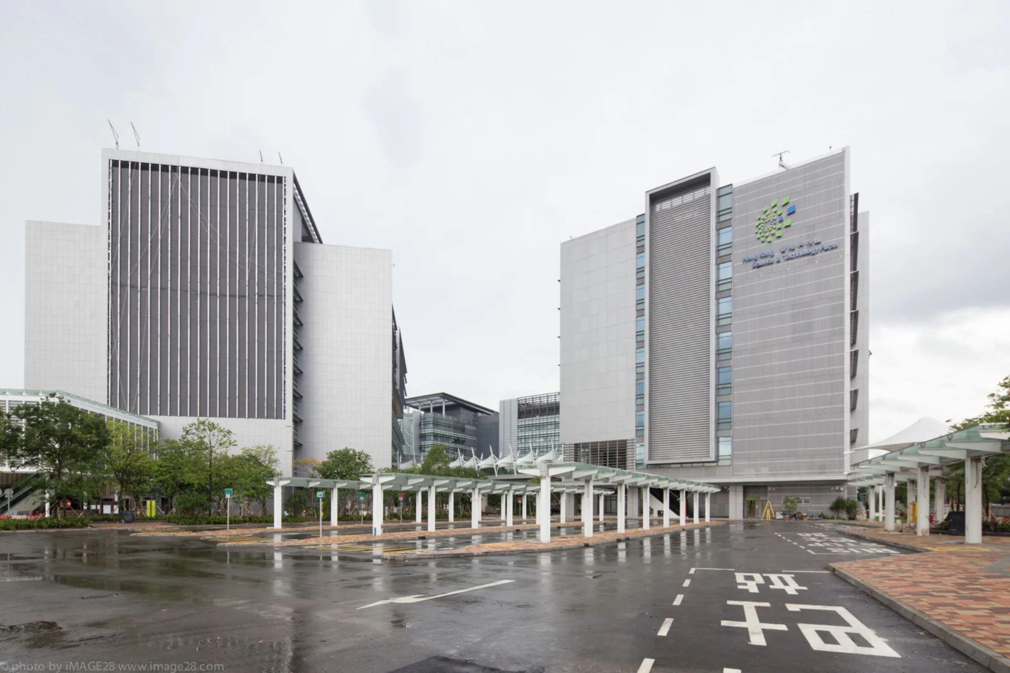 Image of the building entrance with the science park logo.