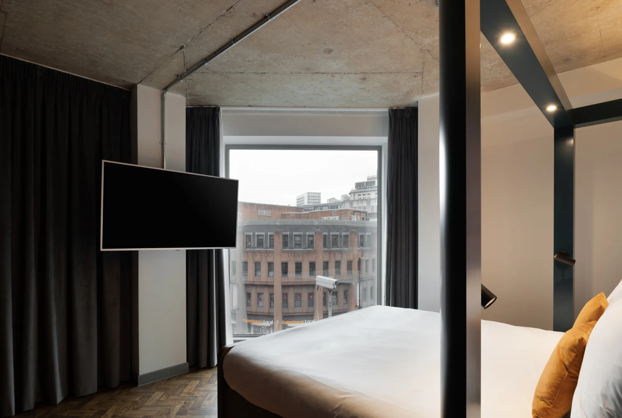 Corner guest room overlooking Deansgate