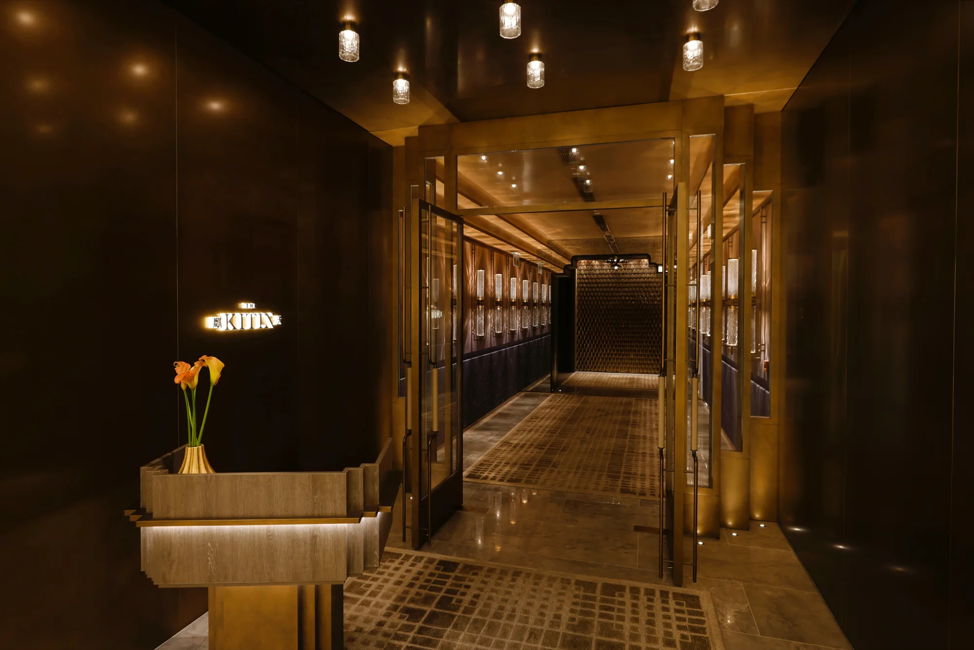 Main entrance of the Ki Tin with an elegant finish to the walls, ceiling and flooring. Lighting is also giving a luxurious ambience.